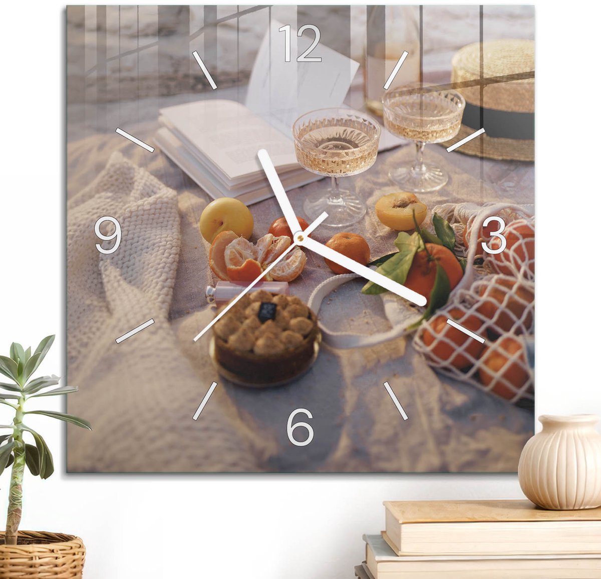 ArtPrintCave Beige Glazen Klok - 30x30 cm - Wandklok Vierkant - Zomerharmonie Wandklok Keuken - Voedsel Unieke Klok - Witte Klokwijzers