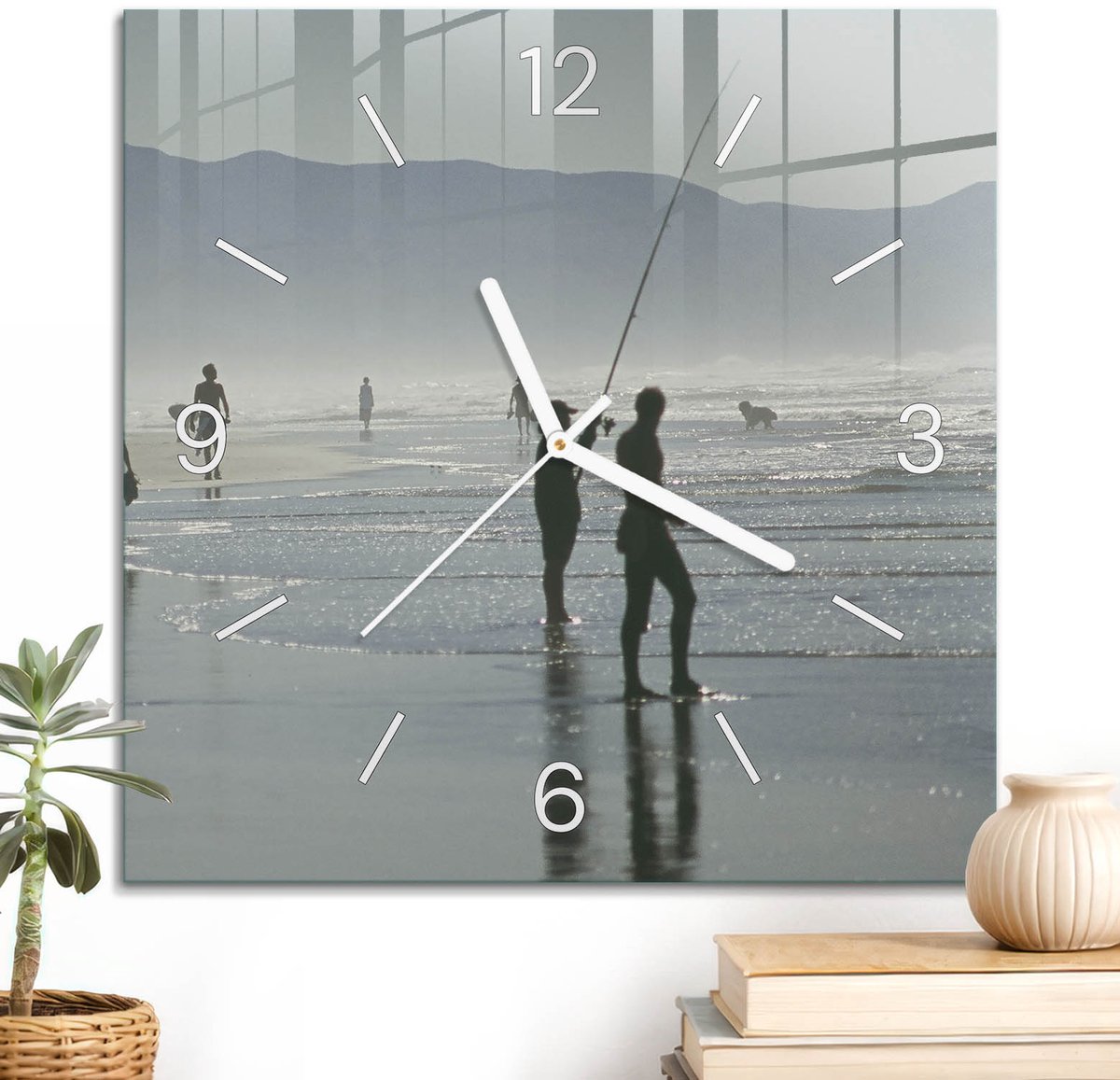 ArtPrintCave Blauw Glazen Klok - 30x30 cm - Wandklok Vierkant - Vissersstrand Unieke Klok - Mensen Stille Wandklok - Witte Klokwijzers