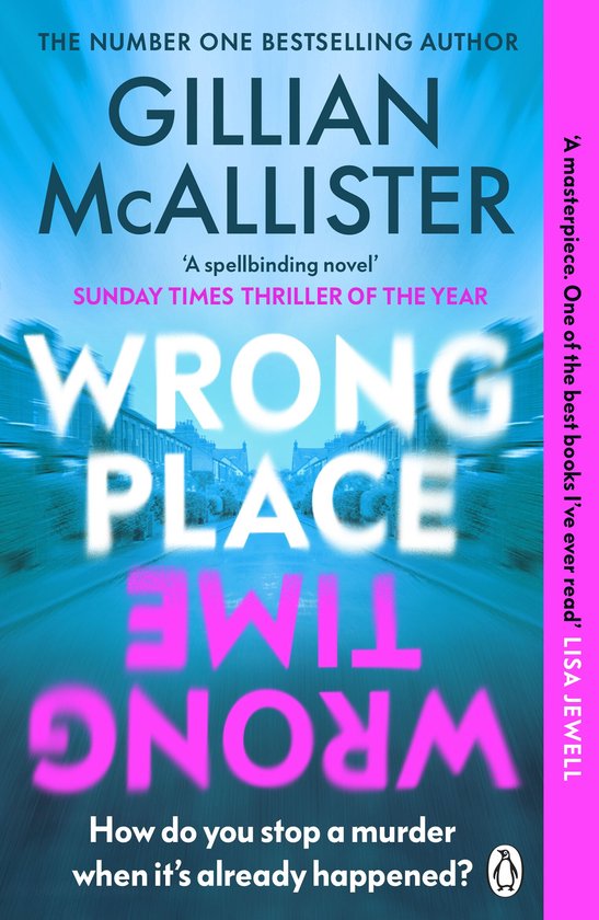 Boekomslag 'Wrong Place Wrong Time' van Gillian McAllister met blauw vervaagde straat en roze omgekeerde tekst.