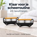 Twee Fusion5-compatibele scheermesjes met 5 bladen op een badkamertafel. 24 navulmesjes, zonder handvat.
