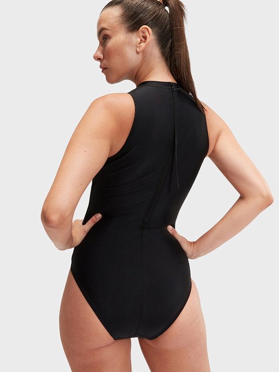 Zwart Speedo sportbadpak met hoge hals en ritssluiting op de rug, gedragen door een model.