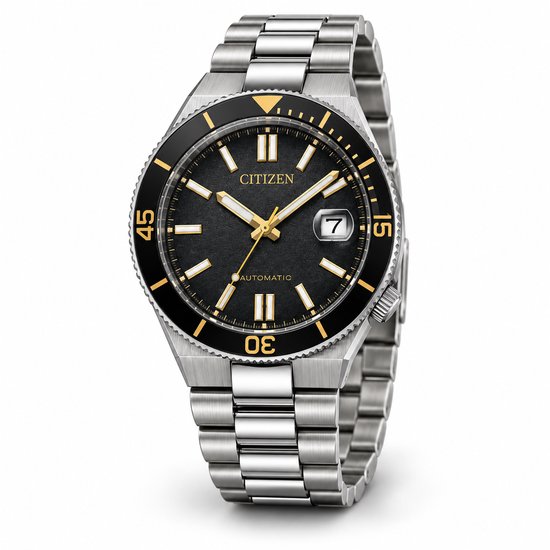 Zilveren horloge met een zwarte wijzerplaat met gele accenten en een zilveren band.