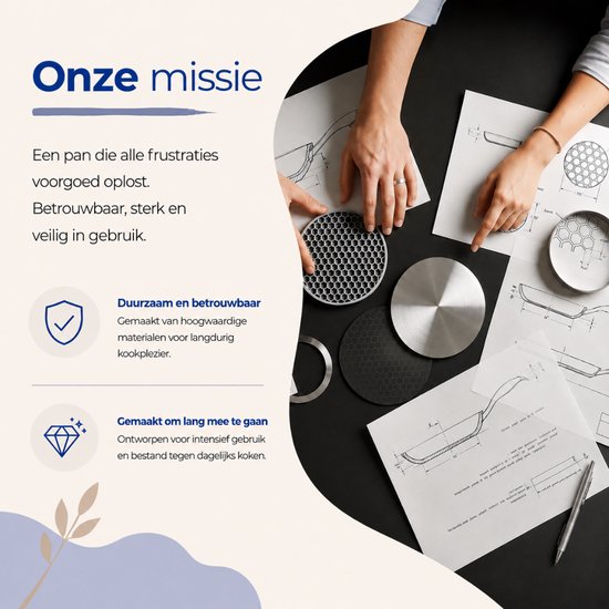 Schematische tekeningen van koekenpannen, met hybride kookoppervlak en honingraatpatroon, naast handen die ze bestuderen.