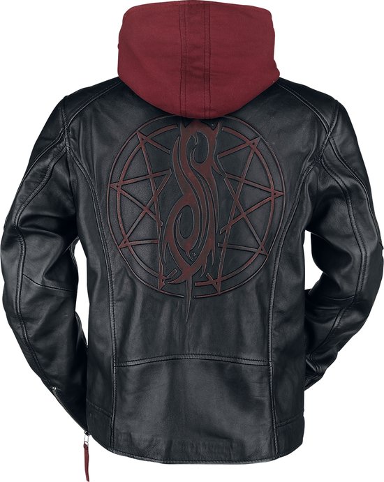 Achterzijde van een zwarte leren jas met een dieprode capuchon en groot Slipknot-logo.