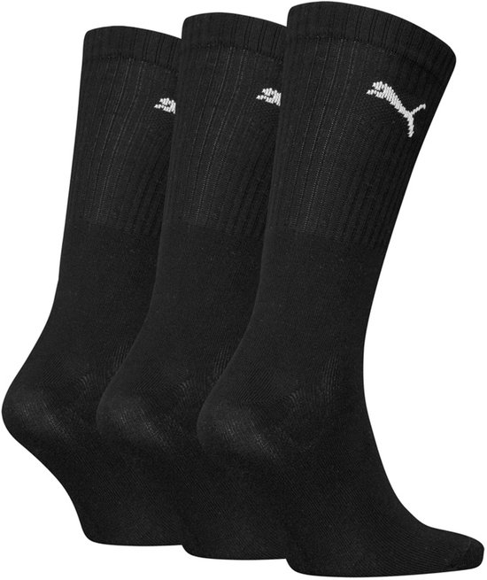 Drie paar effen zwarte sokken met wit Puma-logo op de schacht.