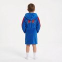 Jongen op de rug gezien in een blauwe badjas met rode mouwstrepen en 'Barça' geborduurd op de achterkant.