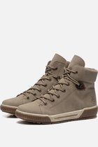 Paar beige veterlaarzen met bruine veters en bruine zolen.