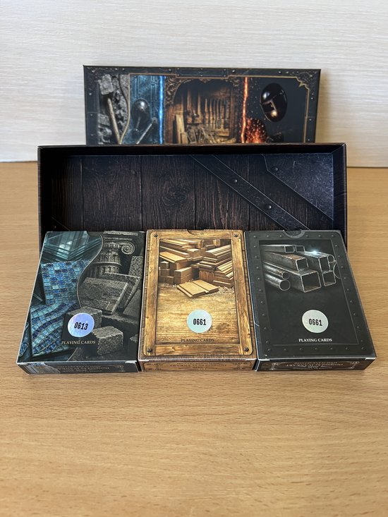 Achterkant van de drie IVANKART speelkaarten-decks met genummerde echtheidszegels, voor de collector box.