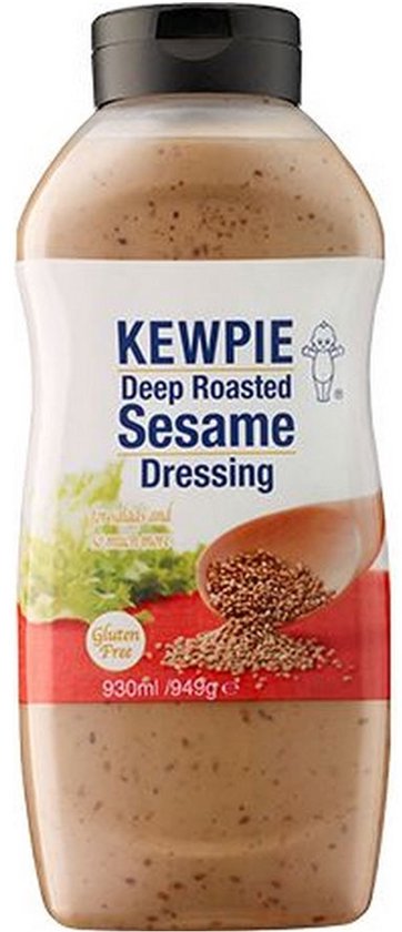 Fles Kewpie Deep Roasted Sesame Dressing met zwarte dop, 930ml, met afbeelding van sesamzaadjes op een houten lepel.