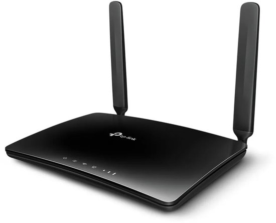 Zwarte TP-Link 4G-router met twee externe antennes en statuslampjes aan de voorzijde.