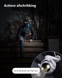 Actieve afschrikking: een inbreker bij een huis wordt gewaarschuwd door een oplichtende beveiligingscamera.