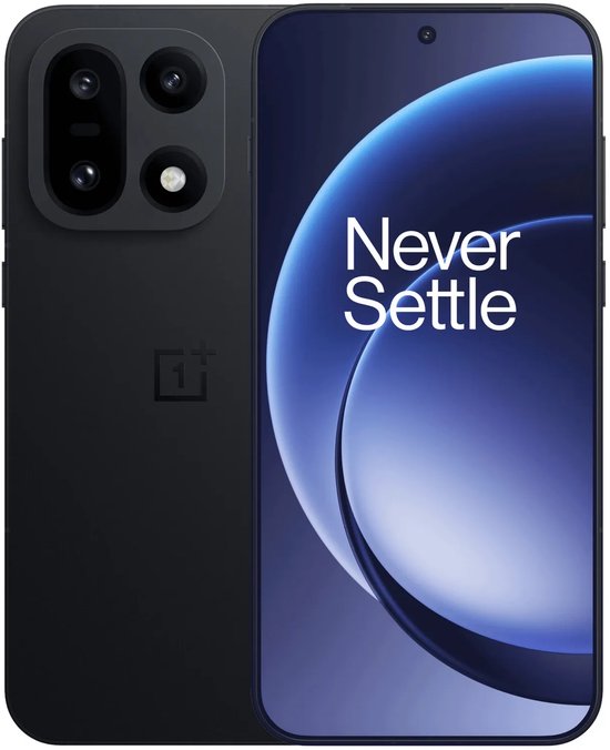 Zwarte OnePlus smartphone met drie cameralenzen en het scherm weergevend 'Never Settle'.