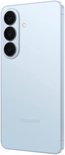 Achterkant van een lichtblauwe Samsung smartphone, schuin gefotografeerd met drie camera's.