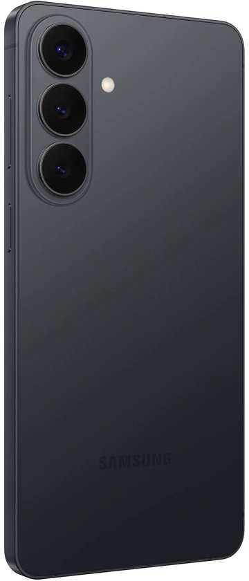 Schuine achterkant van een zwarte smartphone met drievoudige cameralenzen en flitser.