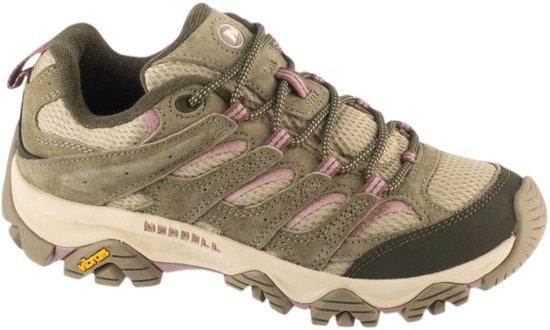 Driekwart aanzicht van een Merrell wandelschoen met Vibram-zool en 'Merrell' merklogo in beige tinten.