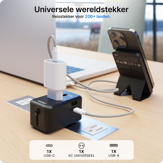 Zwarte Voomy reisstekker met 1x USB-C, 1x USB-A en 1x universele AC-ingang op een bureau.