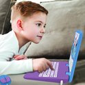 Jongen ligt op de bank met een paarse Lexibook educatieve Stitch-computer en bijpassende muis.