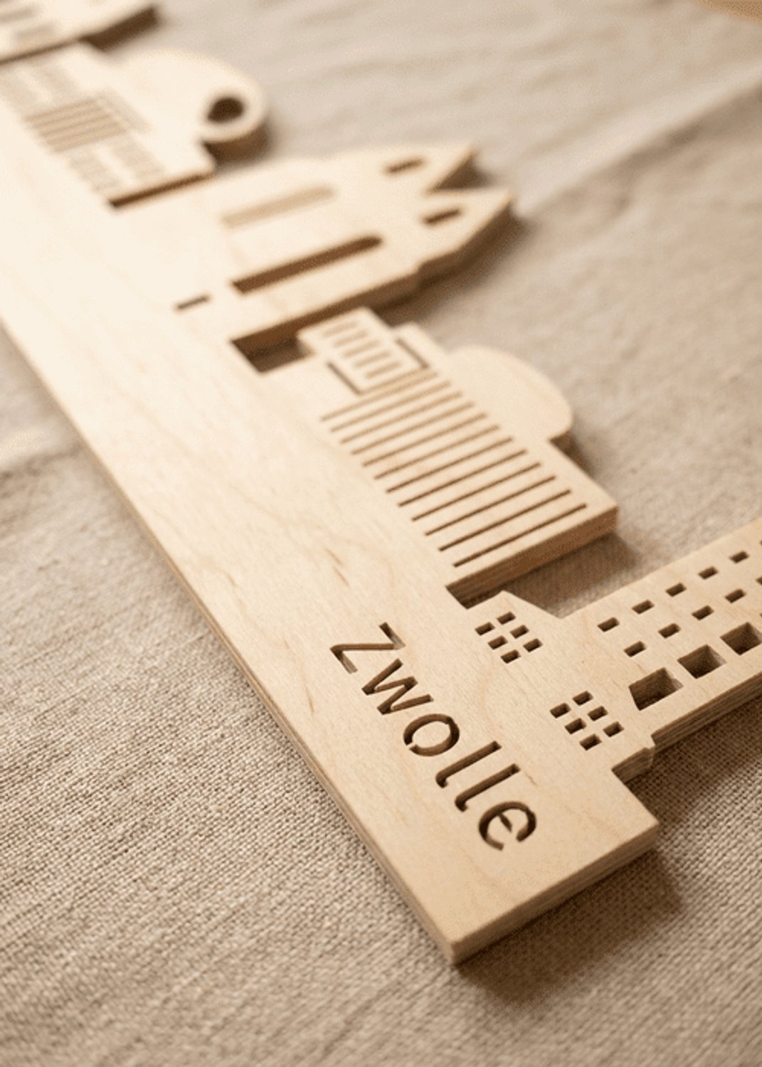 Houten Skyline Zwolle | Wanddecoratie voor aan de muur | Berken | 70 x 14 cm