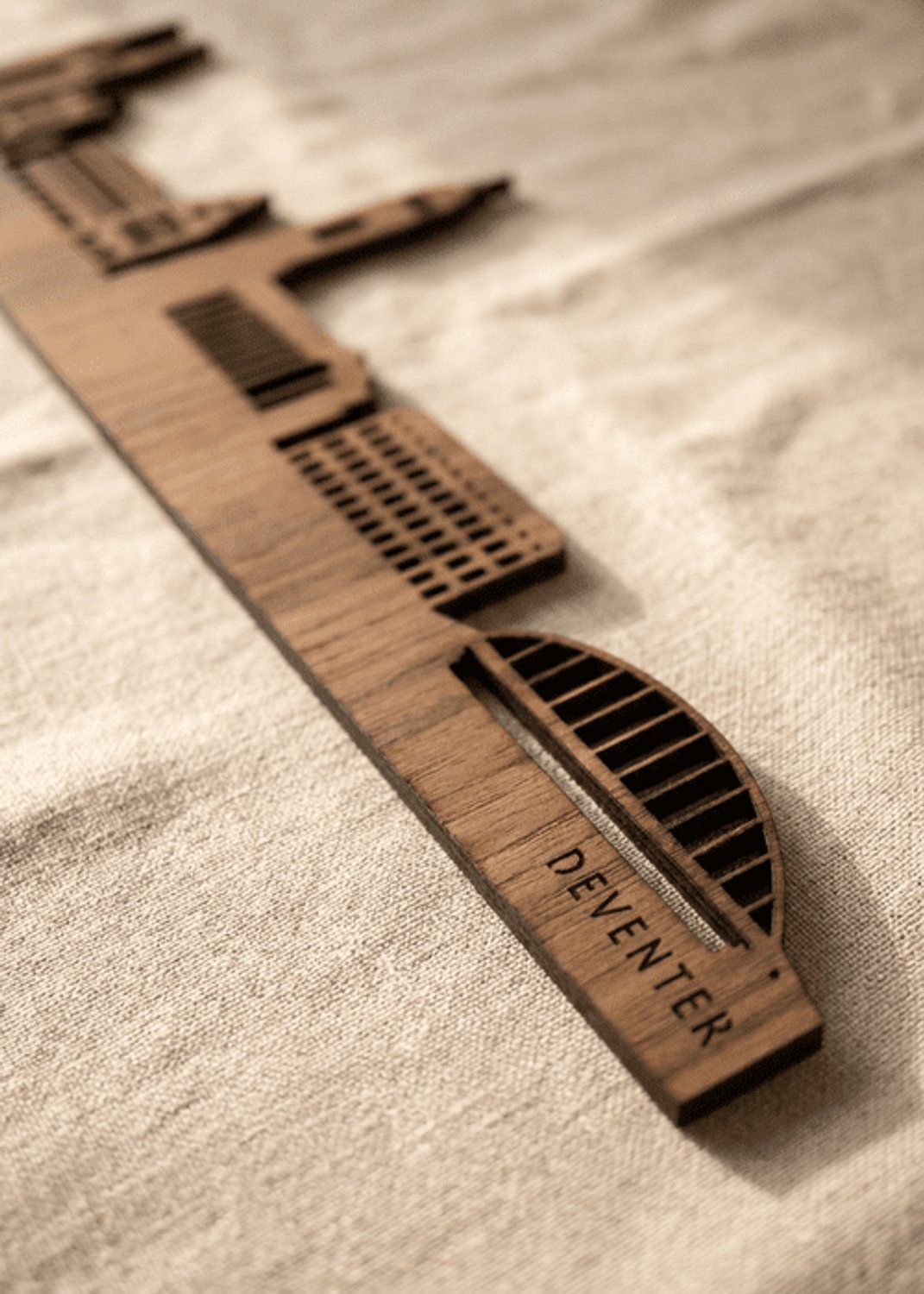 Houten Skyline Deventer | Wanddecoratie voor aan de muur | Noten | 70 x 13 cm