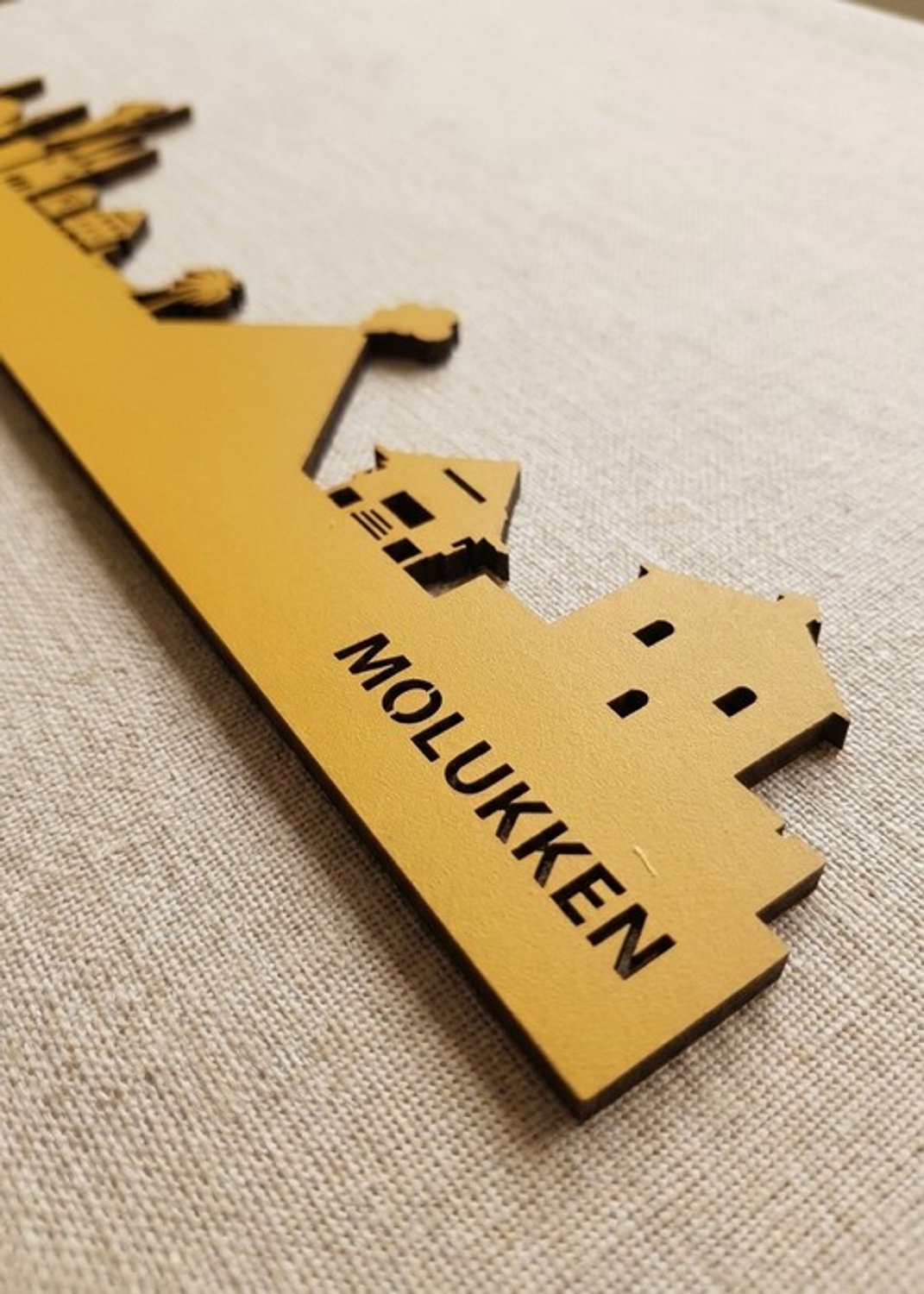 Houten Skyline Molukken | Wanddecoratie voor aan de muur | Geel MDF | 100 x 14 cm