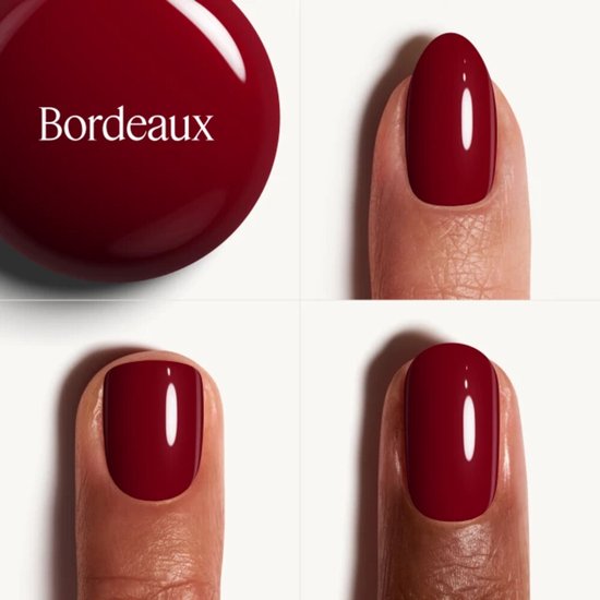 Bordeauxrode essie nagellak op vier vingers met verschillende nagelvormen.