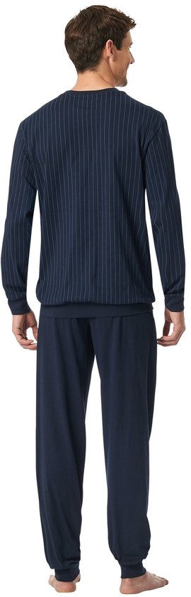 Man van achteren gezien, draagt een donkerblauwe pyjama met verticale strepen en effen donkerblauwe broek.