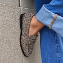Taupe suède loafer met glitter en steentjes, gedragen met een spijkerbroek.