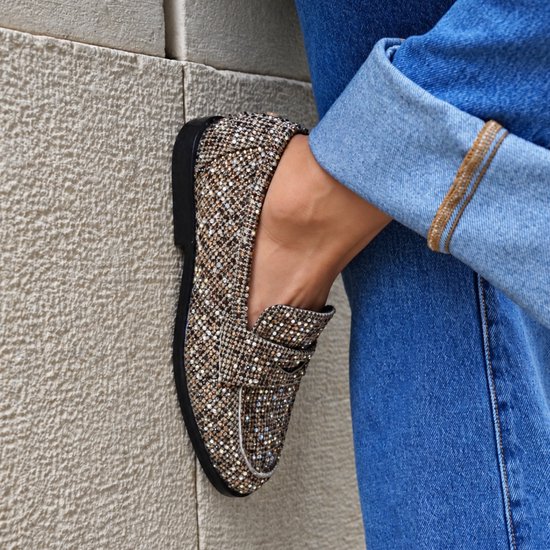 Taupe suède loafer met glitter en steentjes, gedragen met een spijkerbroek.