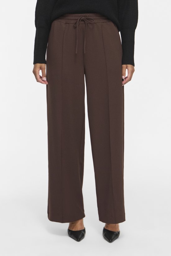 Bruine VILA broek met wijde pijpen, hoge taille, trekkoord en geperste vouwen, gedragen met een zwarte top.