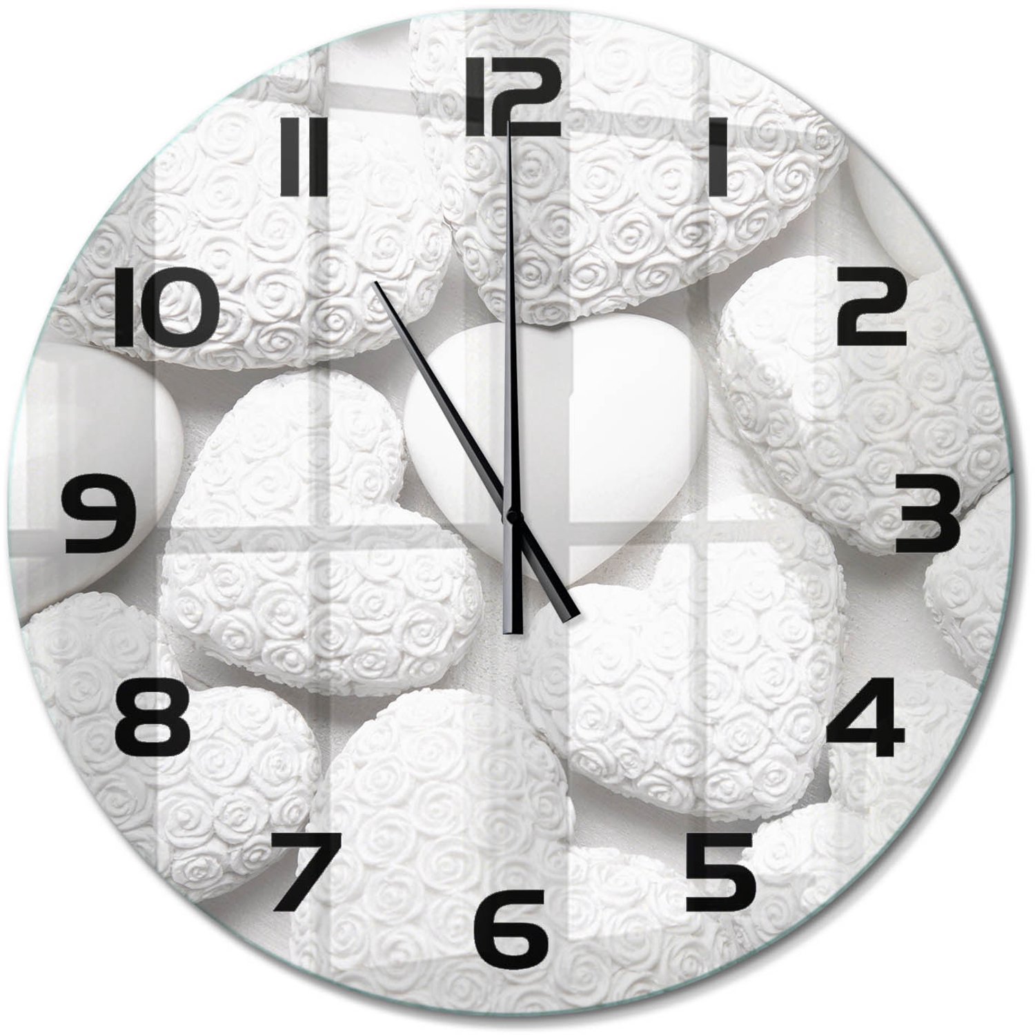 TULUP Wandklok - Witte achtergrond met hartjes Glazen Wandklok Design - fi60 cm - Wit Klok Glas Met Opdruk - Zwarte handen - Ronde Klok - Wandklok Glas Met Motief - Decoratieve Glazen Klok