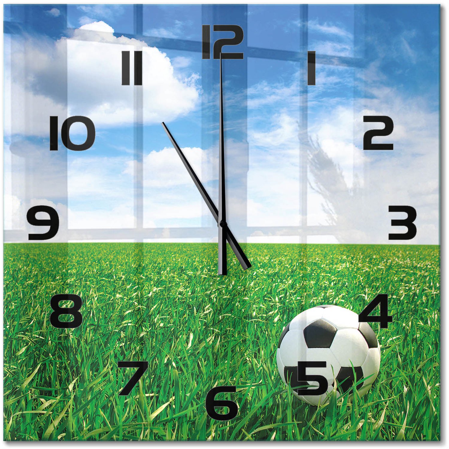 TULUP Wandklok - Voetbal op het grasveld Gekleurde Glazen Klok - 60x60 cm - Groente Glazen Klok Met Print - Zwarte handen - Vierkante Klok - Moderne Wandklok Glas - Wandklok Glas Decoratie