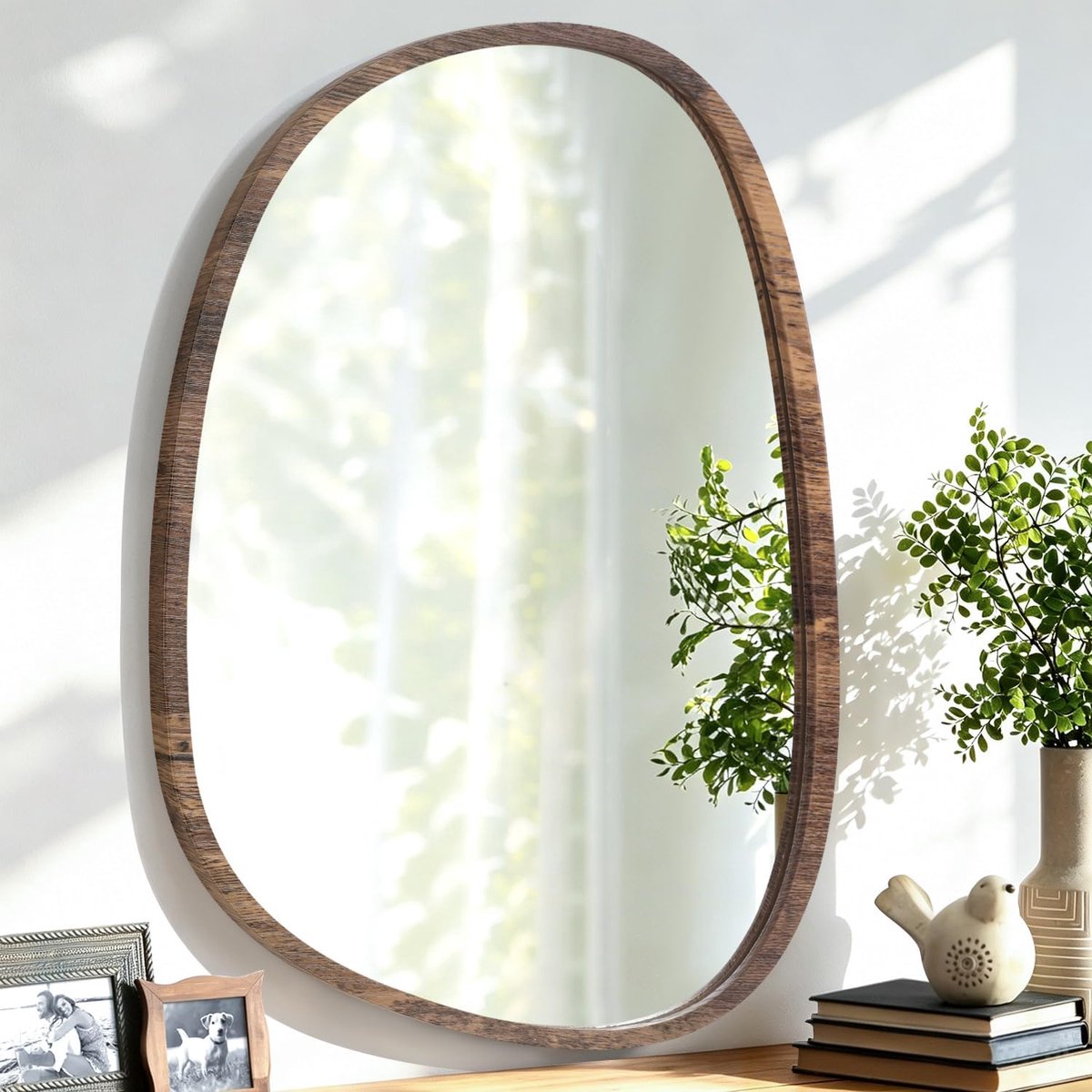 Wandspiegel, moderne houten lijst, onregelmatige ovale vorm, uniek, asymmetrisch, voor slaapkamer, badkamer, woonkamer, inkomhal, gang, rustiek bruin