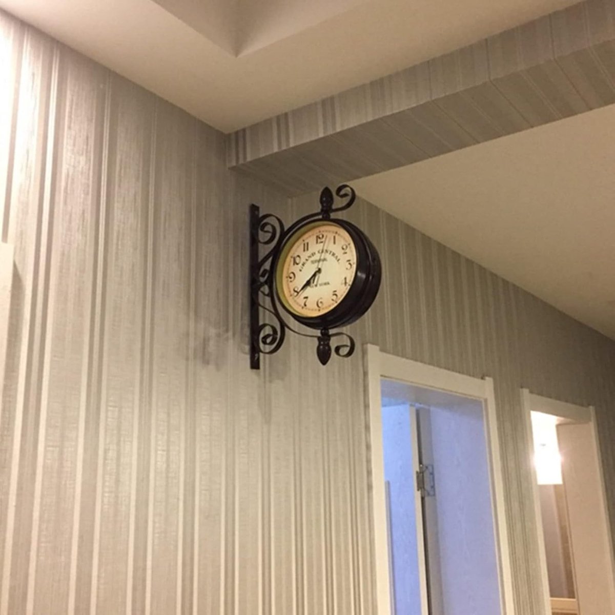 Dubbelzijdig, retro antieke stijl wandklok, stationsklok met smeedijzeren design, klok op batterijen met Arabische cijfers retrostijl tuinklok voor station, gangen of tuinen (curry)