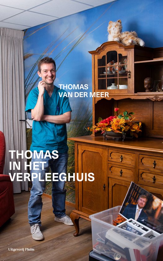 Thomas van der Meer in een verpleeghuis, draagt blauwe zorgkleding en jeans. Boektitel: Thomas in het verpleeghuis.