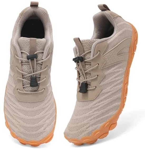 Paar beige barefoot schoenen met oranje zolen, vetersluiting met stopper en gestreept patroon.