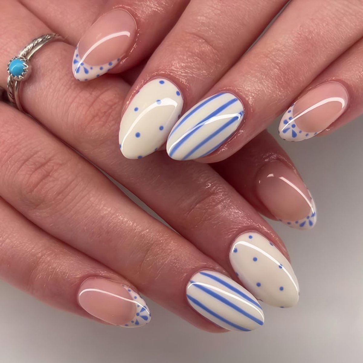 24 stuks gestippelde, korte amandelvormige kunstnagels om op te plakken met schattige lentemotieven, herbruikbare acryl nagelstickers voor dames