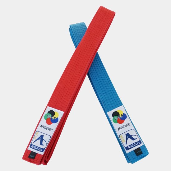 Deux ceintures de karaté Arawaza croisées, une rouge et une bleue, avec des étiquettes WKF Approved et taille 5/290.