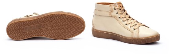 Crèmekleurige Pikolinos sneakers met veter en rits. De ene schoen ligt op zijn zool met 'PIKOLINOS' logo.
