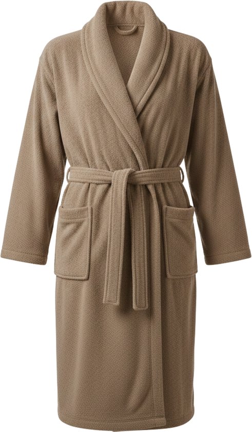 Taupe badjas met ceintuur, opstaande kraag, twee zakken en lange mouwen, op witte achtergrond.