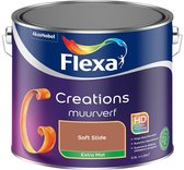 Een blik Flexa Creations muurverf in de kleur Soft Slide. Het blik is paars met een illustratie van een bruine verfrol en de tekst 'Soft Slide Extra Mat'.
