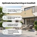 Beige vierkant schaduwdoek van hoogwaardig polyester met roestvrijstalen bevestigingsringen.