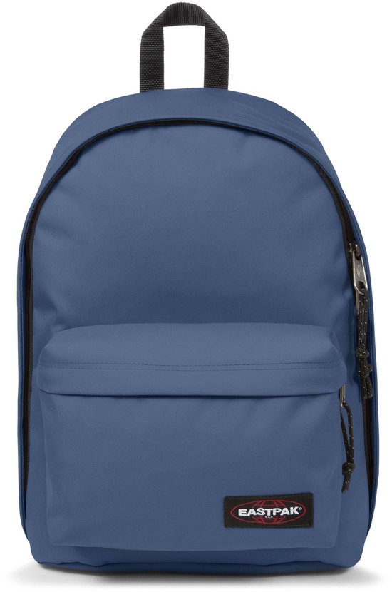 Eastpak Out Of Office rugzak in Powder Pilot blauw met voorvak en zwart Eastpak logo.