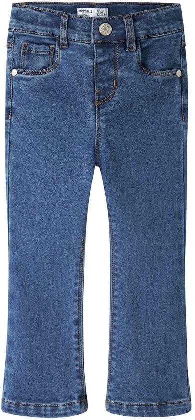 Een spijkerbroek met rechte pijpen in medium blauw denim, met zakken aan de voorkant en achterkant, en knopen.