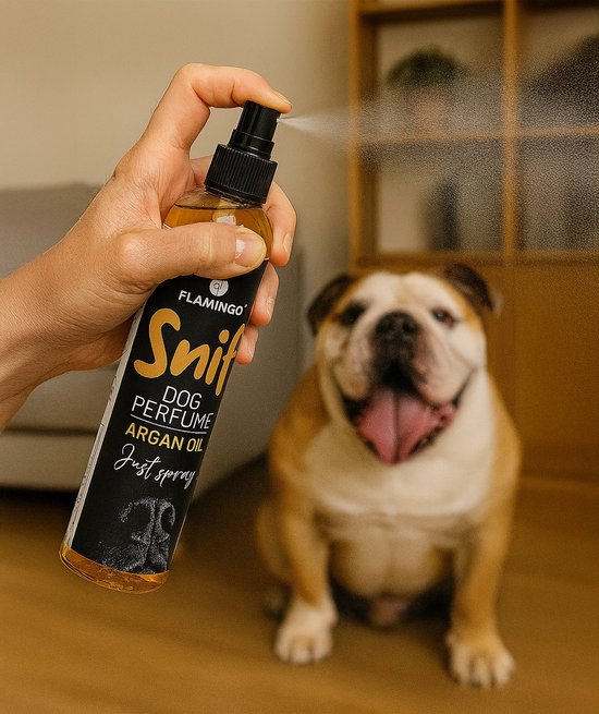 Hand die Flamingo Snif hondenparfum met arganolie verstuift, met een vrolijke buldog op de achtergrond.