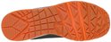 Oranje rubberen profielzool van een Skechers sneaker met het Skechers-logo in het midden.