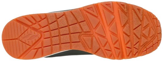 Oranje rubberen profielzool van een Skechers sneaker met het Skechers-logo in het midden.