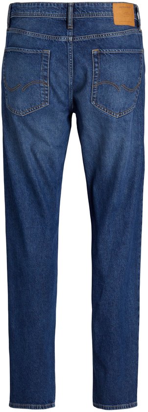 Achterkant van een Jack & Jones wijde jeans met twee achterzakken en een bruin leren logolabel.