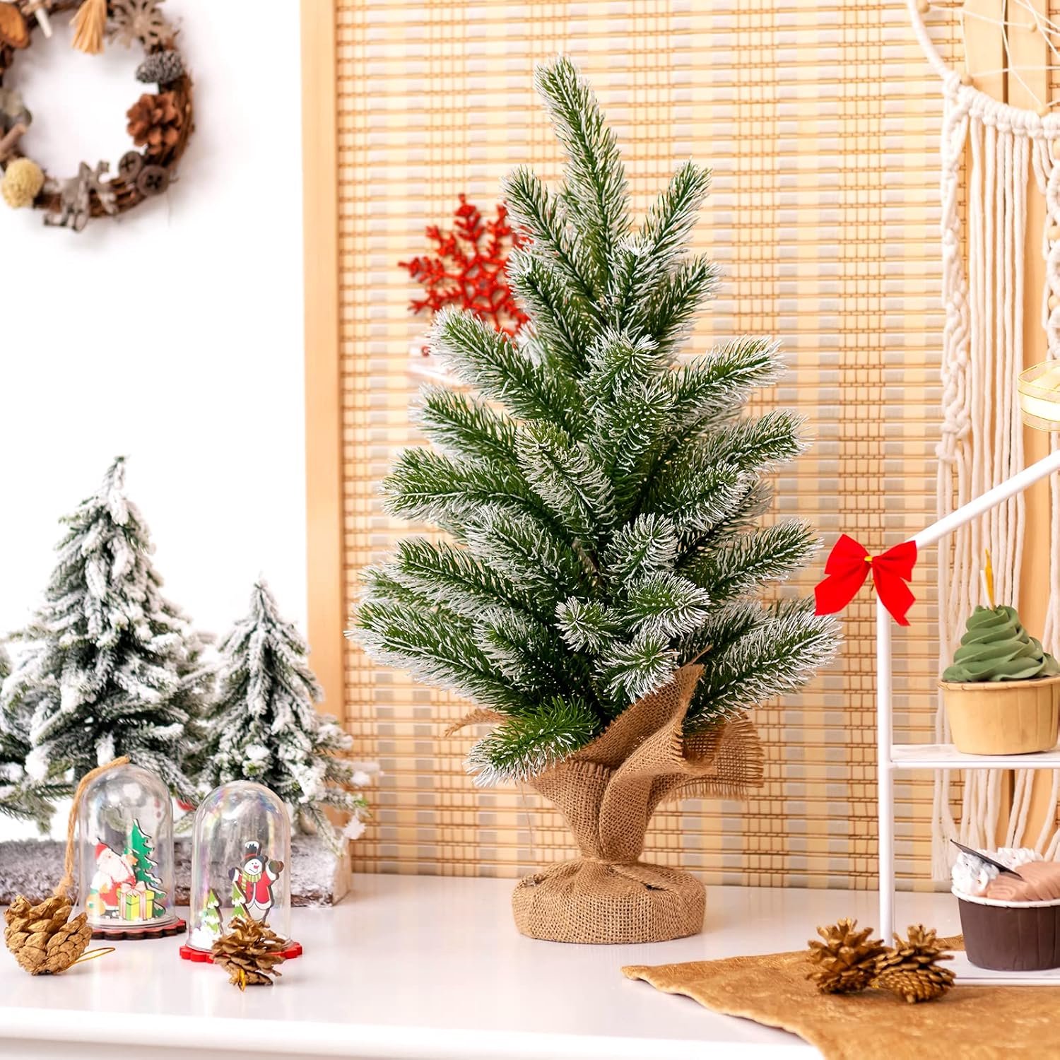 KOMFOTTEU Mini-kerstboom - kunstkerstboom klein met sneeuw en cementbasis - decoratieve boom voor Kerstmis - kerstdecoratie voor thuis, kantoor en winkels – foto 3