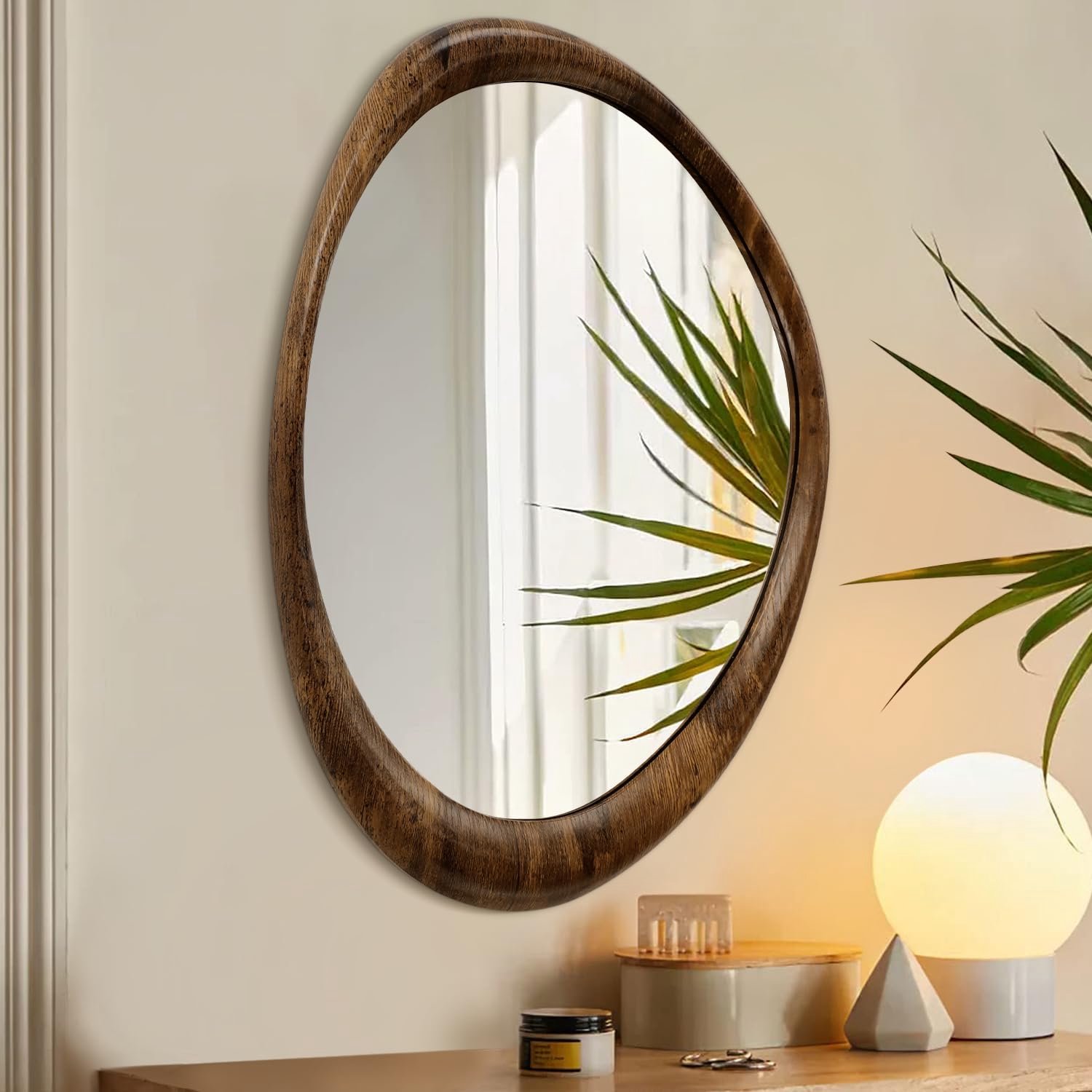 Famanu Grote asymmetrische wandspiegel met onregelmatig houten frame, 60 cm x 40 cm, ideaal voor badkamer, slaapkamer en entree, voegt artistiek accent toe aan je interieur