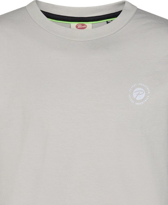 Lichtgrijs Petrol Industries shirt met ronde hals en wit cirkelvormig logo op de borst.